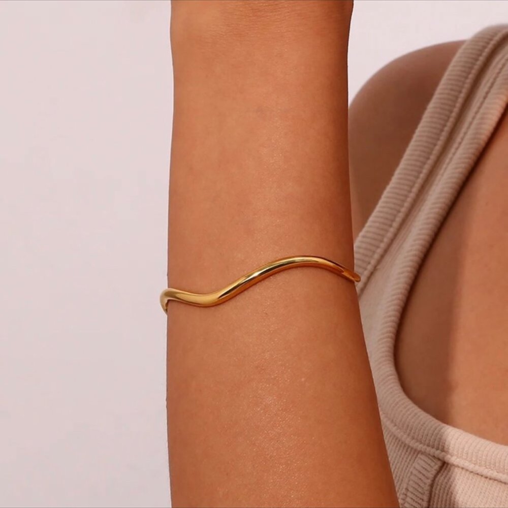 NEW 18K GOLD LUXURY CUFF BRACELET, NICE BRACELET, CUTE BRACELET. - Picture 2 of 7